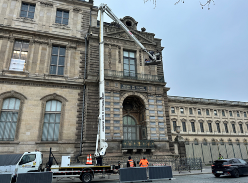 Луврын музейнд хамгаалалтын тор суурилуулжээ